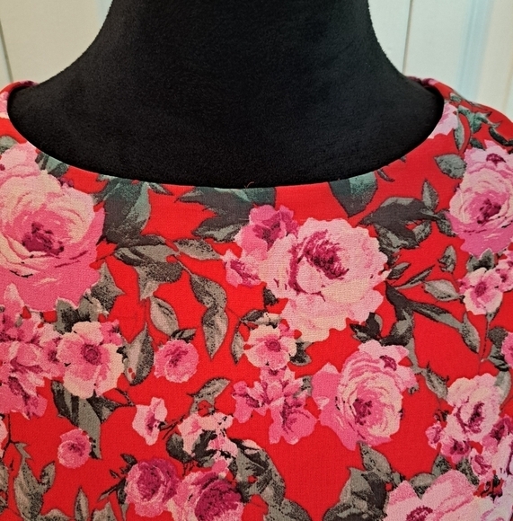 B. Darling Floral Dress With A Back Cut Out - Picture 2 of 12